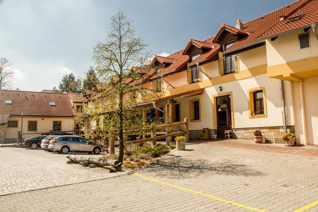 Hotel Lony Mochov Exterior photo