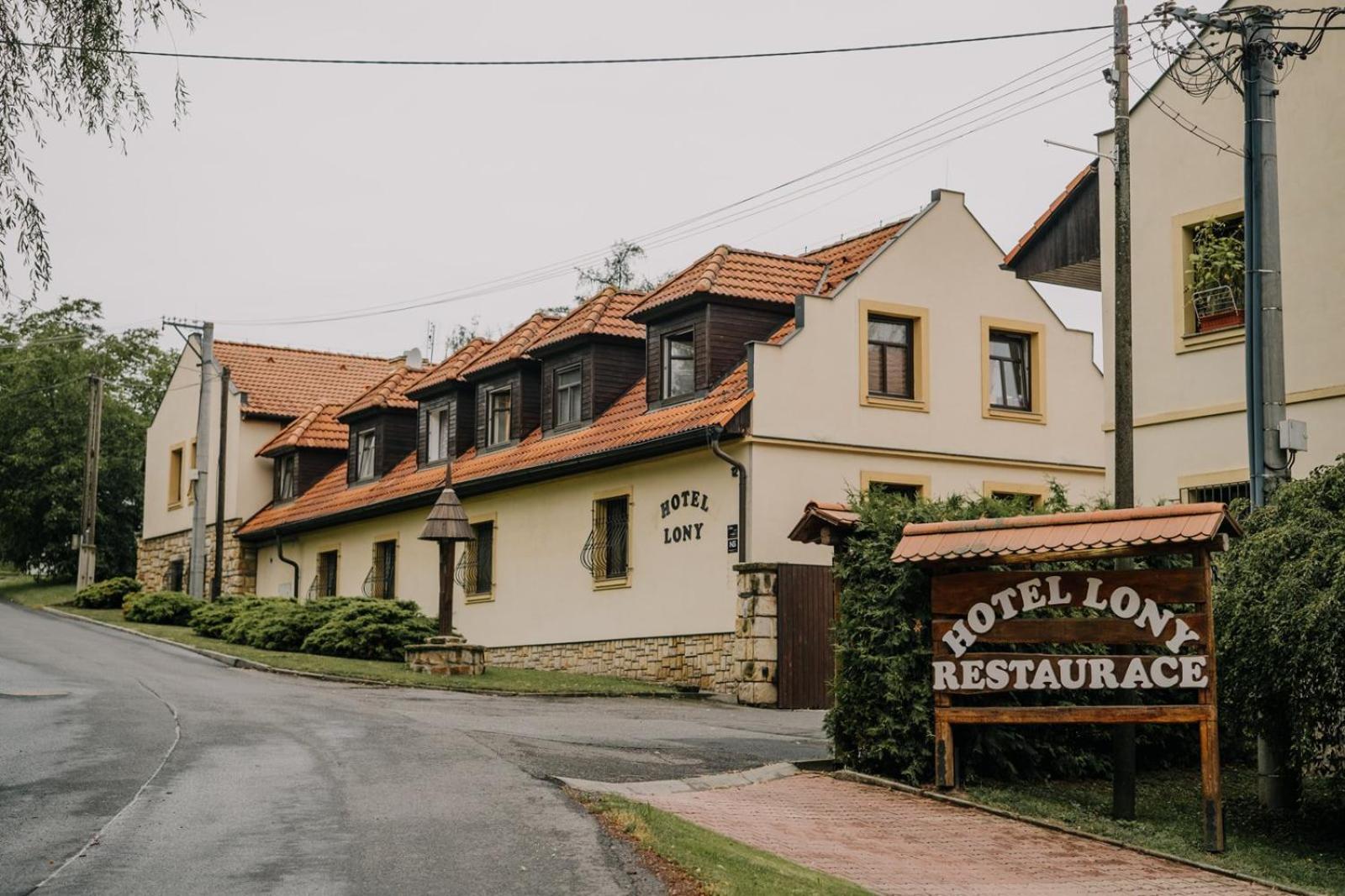 Hotel Lony Mochov Exterior photo