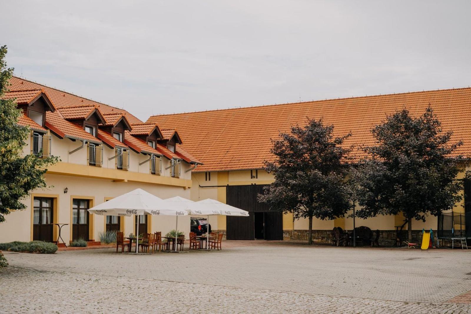 Hotel Lony Mochov Exterior photo