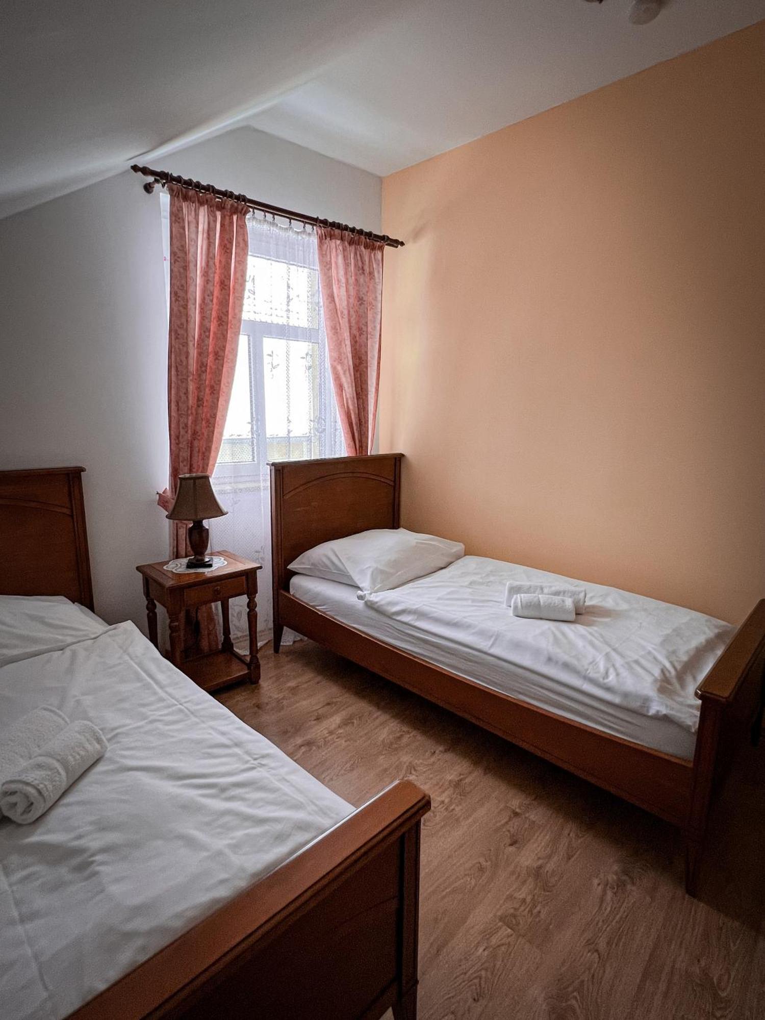 Hotel Lony Mochov Exterior photo