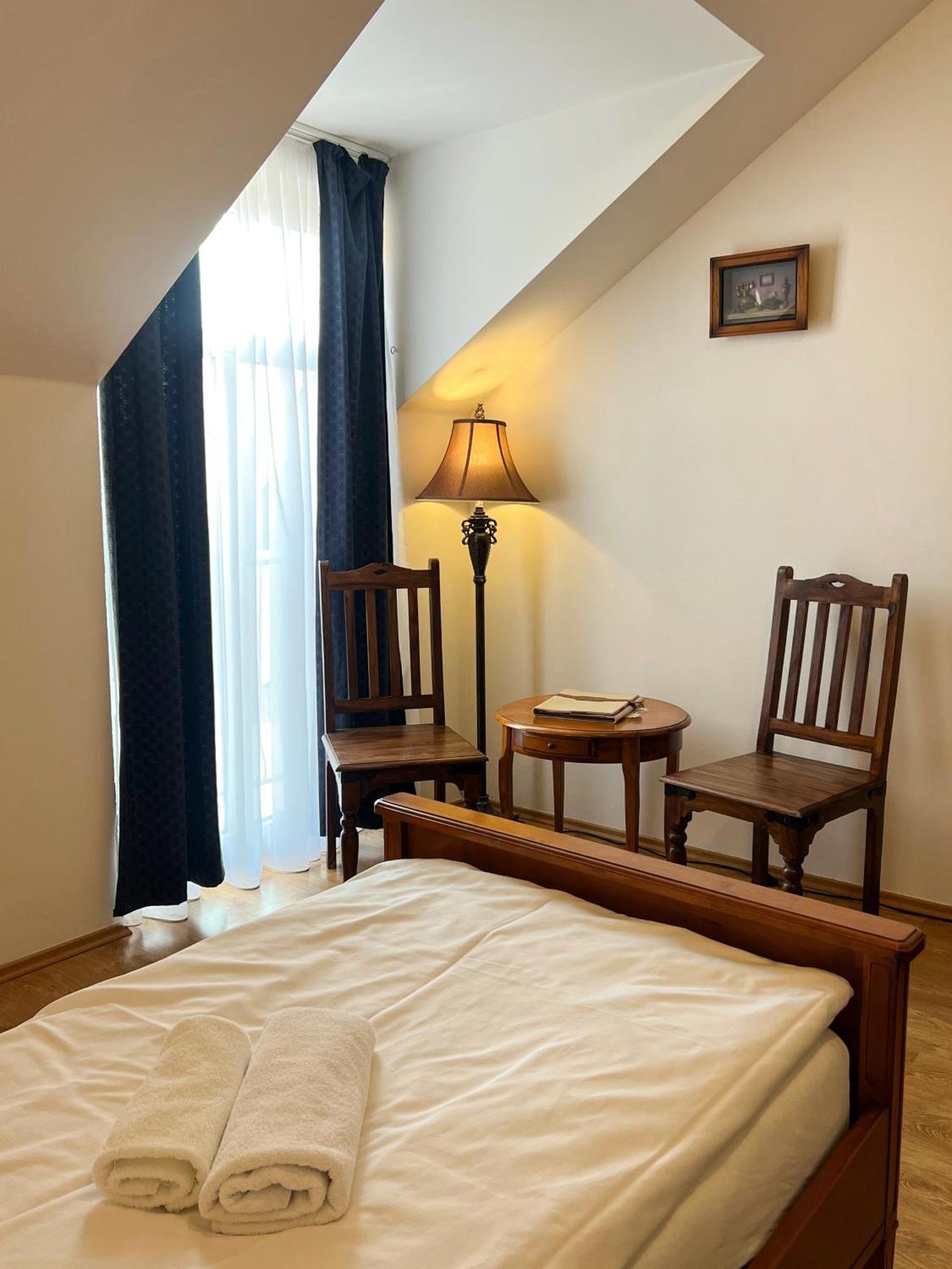 Hotel Lony Mochov Exterior photo