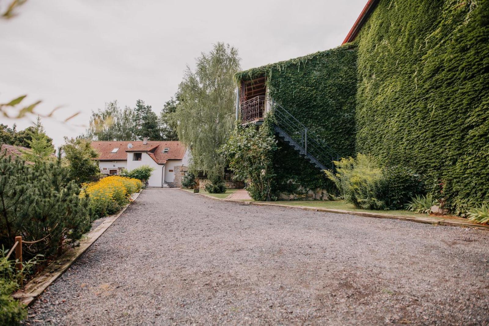 Hotel Lony Mochov Exterior photo