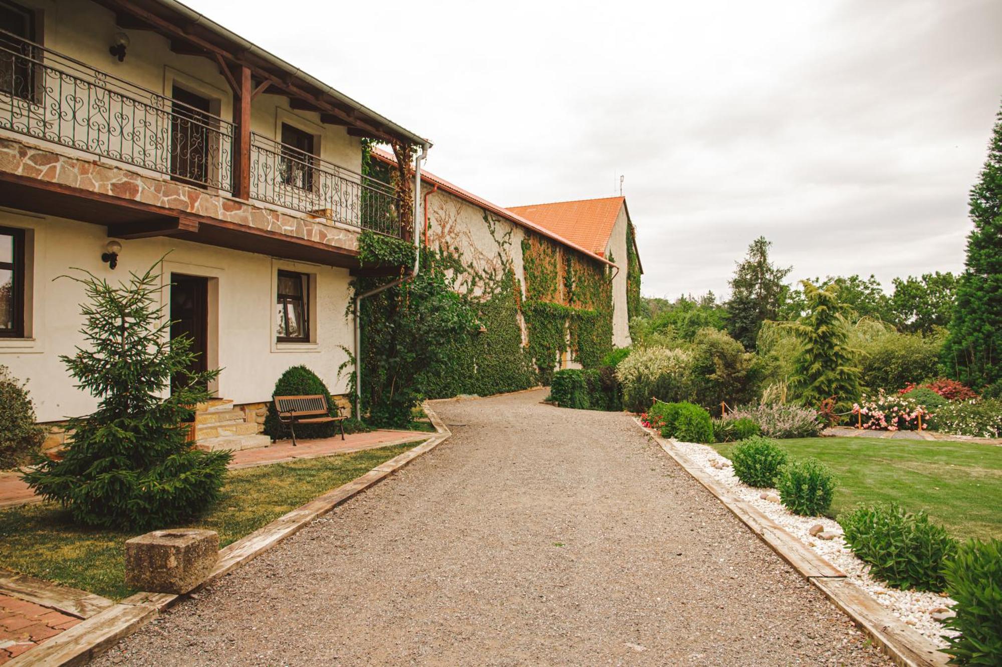 Hotel Lony Mochov Exterior photo
